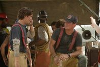 10.5 - Apokalypse – Will Malloy (Oliver Hudson hier mit Dean Caine als Brad) versucht während den Rettungsarbeiten in der Stadt Sun Valley seine Freundin in Las Vegas zu erreichen. Kurz zuvor ist der in der Nähe liegende Hoover-Dam gebrochen...