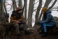 neoriginal: The Gymnasts – Auf einer Lichtung im Wald erzählt Pietro (Emanuele Maria Di Stefano) der Kunstturnerin Martina (Alessia De Falco) von seinen Familienangehörigen, die bei einem Lawinenunglück ums Leben gekommen sind.