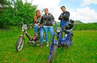 Zengleins Zehn – Moderator Johannes Zenglein (rechts) mit "Katz" Katrin Graf und "Wheeli" Jule Seibel von Deutschlands erster Frauen-Mofagang, den "Edelbronx'l Zündkatzen" in Hauenstein/Südwestpfalz.