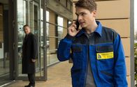In aller Freundschaft – Dr. Rolf Kaminski (Udo Schenk, li.) bemerkt bei einem Telefonat von Marvin Lüttke (Marvin Linke, re.), dass es in dessen Firma anscheinend gerade nicht ganz reibungslos vonstattengeht.