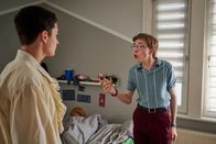 Schloss Einstein – Gustav (Tamino Schenke, r.) kann so gar nicht über Hermanns (Thorin Holland) Pranks lachen.