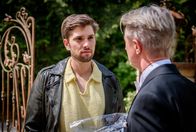 Sturm der Liebe – Henry (Elias Reichert, li., mit Martin Müller, re.) ist zuversichtlich, wenigstens Maxi aus Sophias Schusslinie bringen zu können.