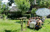 Ein Tag – Beim Anbau konzentrieren sich die Gärtner vom Permakulturhof Vorm Eichholz auf Nutzpflanzen, pflegen Gemüse, ernten Obst, Salat, Kartoffeln und Beeren und gewinnen ihr eigenes Saatgut. Beim gemeinsamen Mittagessen kommen die eigenen Produkte auf den Tisch.