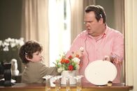 Modern Family – Um seinen Musikabend zu einem perfekten Ereignis zu machen, hat Cameron (Eric Stonestreet, re.) sogar Luke (Nolan Gould) rekrutiert.