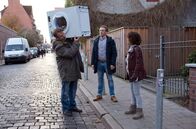 Großstadtrevier – Waschmaschinen-Diebstahl: Piet Wellbrook (Peter Fieseler, M.) und Harry Möller (Maria Ketikidou, r.) stellen den erschöpften Dieb Fiete Scheumann (Oliver Fleischer, l.) mit geschulterter Waschmaschine auf der Straße.