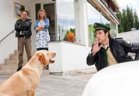 Hubert und Staller – Staller (Helmfried von Lüttichau, rechts) versucht einen herrenlosen Hund zu beruhigen. Hubert (Christian Tramitz) und Sabrina Rattlinger (Carin C. Tietze) schauen amüsiert zu.