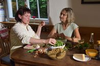 Zu Tisch ... – Zu Tisch Nordbaden – Deutschland Margrit Arnold und Dagmar Graser schälen Erbsen für den Grünkernrisotto Copyright: SRF/Gero von Schneider-Marientreu