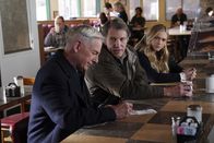 Navy CIS – (v.l.n.r.) Leroy Jethro Gibbs (Mark Harmon); Detective John Fioscher (Gary Hudson); Ellie Bishop (Emily Wickersham)