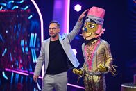 The Masked Dancer – Moderator Matthias Opdenhövel und DER BUNTSTIFT. Staffel: 1; Folge: 4; Ausstrahlungszeitraum bis: 2022-01-26; Copyright: ProSieben/Willi Weber; Fotograf: Willi Weber; Dateiname: 2416290.JPG; Rechtehinweis: Dieses Bild darf bis eine Woche nach Ausstrahlung honorarfrei fuer redaktionelle Zwecke und nur im Rahmen der Programmankuendigung verwendet werden. Spaetere Veroeffentlichungen sind nur nach Ruecksprache und ausdruecklicher Genehmigung der Seven.One Entertainment Group GmbH moeglich. Nicht fuer EPG! Verwendung nur mit vollstaendigem Copyrightvermerk. Das Foto darf nicht veraendert, bearbeitet und nur im Ganzen verwendet werden. Es darf nicht archiviert werden. Es darf nicht an Dritte weitergeleitet werden. Aneinanderreihung/Zusammenlegung/Kopplung von Bildern zum Zweck der Erstellung von Slide-Shows o.ä. nicht gestattet; Verbindung/Einfügen/Anfügen von Werbung nicht gestattet. Bei Fragen: foto@seven.one Voraussetzung fuer die Verwendung dieser Programmdaten ist die Zustimmung zu den Allgemeinen Geschaeftsbedingungen der Presselounges der Sender der Seven.One Entertainment Group GmbH.