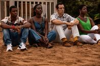 Death in Paradise – Officer Marlon Pryce (Tahj Miles, l.), Naomi Thomas (Shantol Jackson, 2. v. l.), und Darlene Curtis (Ginny Holder, r.) sind besorgt um Detective Neville Parker (Ralf Little, 2. v. r.) und zugleich entschlossen, ihm in dieser schwierigen Zeit beizustehen.