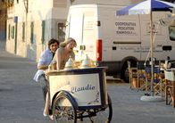 Erdbeereis mit Liebe – Zwei, die sich näher kommen: Fabio (Pasquale Aleardi, l.) und Lissy (Annette Frier, r.).