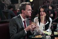 How I Met Your Mother – Robin (Cobie Smulders, r.) versucht, die Hummertherapie bei Barney (Neil Patrick Harris, l.) anzuwenden, während Ted als Babysitter aushilft ...