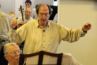 Meisterstücke – Nikolaus Harnoncourt bei Orchesterprobem in Wien.