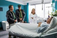 Hubert und Staller – Girwidz (Michael Brandner, r.) muss wegen einer Lebensmittelvergiftung die Ermittlungen vom Krankenhaus aus leiten. Ohne Uniform nehmen ihn Hubert (Christian Tramitz, l.) und Staller (Helmfried von Lüttichau, 2.v.l.) nicht ernst (mit Karin Thaler, 2.v.r.).