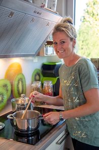 Heimatküche – Im Südwesten geht es zu Linda Kelly. In Herdwangen-Schönach lebt sie mit ihrer Familie auf einem Dreigenerationenhof in der Nähe des Bodensees. Ihr heutiges Landmenü basiert auf den Erzeugnissen des Hofes u.a. Lupinen.