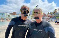 Elstners Reisen – SWR Fernsehen ELSTNERS REISEN: DIE RETTER DER MEERESTIERE Uhr. Mit Schnorcheln und Tauchausrüstung auf der Suche nach Rochen vor Teneriffa: Tierfilmer Christian Ehrlich, Frank Elstner und Prof. Matthias Reinschmidt