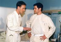 In aller Freundschaft – MDR Fernsehen IN ALLER FREUNDSCHAFT FOLGE 104, "Der einsame Boxer" Uhr. Dr. Achim Kreutzer (Holger Daemgen, links) holt einen seiner Studenten, Philipp Brentano (Thomas Koch), in die Sachsenklinik, da er zusammen mit dem begabten jungen Mann seine Forschungsarbeit weiterführen will. Doch Philipp macht sich schnell beim Ärzteteam unbeliebt...