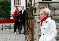 Sturm der Liebe – ARD STURM DER LIEBE FOLGE 1536 Uhr im ERSTEN. Tanja (Judith Hildebrandt, r.) bekommt mit, wie Xaver (Jan van Weyde, M.) Nils (Florian Stadler, l.) amouröse Gefühle für Elena unterstellt.