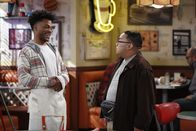 Superior Donuts – Franco (Jermaine Fowler, l.); Zale (Reggie De Leon)