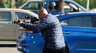 The Rookie – Bei einer Verfolgung eröffnet der Verdächtige das Feuer auf ein Polizeiauto.