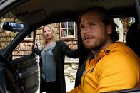 Die Bergretter – Judiths (Diana Staehly) Vater verhält sich merkwürdig. Auch Markus (Sebastian Ströbel) macht sich Sorgen.