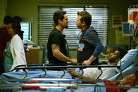 Code Black – Sind im überfüllten und unterbesetzten Angels Memorial nicht immer einer Meinung: Dr. Savetti (Benjamin Hollingsworth, l.) und Dr. Leighton (Harry Ford, r.) ...