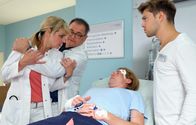 In aller Freundschaft – Kris Haas (Jascha Rust, re.) und Hans-Peter Brenner (Michael Trischan, 2.v.li.) bringen den an Jennes Unfall beteiligten Julian Kessler (Johannes Heinrichs, 2.v.re.) in die Chirurgie, als Dr. Lea Peters plötzlich auf sie zustürmt. Ihr Freund Jenne hatte bei dem Unfall ihren gemeinsamen Sohn Tim dabei, doch wo ist dieser jetzt?
