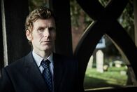 Der junge Inspektor Morse – Der Fund eines weiteren Mordopfers in einer Kirche stellt Inspektor Morse (Shaun Evans) vor neue Herausforderungen. Nun folgt der Ermittler den Spuren eines erbarmungslosen Serienkillers.