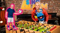 SingAlarm – Singa und das SingDing sind voll im Fußballfieber: Wer wohl den Pokal gewinnt? Für Tobi Polar ist es auf jeden Fall "Die 11" – denn die hält immer zusammen!