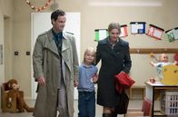 Weissensee – Vera (Anna Loos, r.) hat sich entschieden, gemeinsam mit Falk (Jörg Hartmann, l.) die kleine Sonja (Maja Brandau, M.) zu adoptieren.