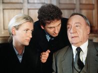 Das Glück ist eine Insel – Die Anwältin Dr. Corinna Jacobs (Maria Furtwängler) und ihr Kollege Bruno Höher (Stefan Reck, Mitte) vertreten den Hamburger Fangflottenbesitzer Petersen (Ulrich Matschoss) vor Gericht.