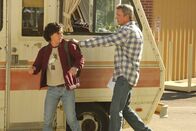 The Middle – Axl (Charlie McDermott, l.); Mike (Neil Flynn, r.)