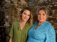 Beyond Paradise – Martha (Sally Bretton, l.) spricht mit ihre Mutter Anne (Barbara Flynn, r.) über ihre Beziehung mit Humphrey.