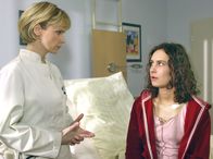 In aller Freundschaft – MDR Fernsehen IN ALLER FREUNDSCHAFT FOLGE 228, "Die Reifeprüfung" Uhr. Dr. Kathrin Globisch (Andrea Kathrin Loewig) hat schlechte Nachrichten für Sophie (Anja Taschenberg). Sie teilt ihr mit, dass sie ihr Kind verlieren wird.