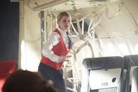 Mayday - Alarm im Cockpit – Flugbegleiterin Wendy Kroon (gespielt von Lindsey Fraiser) ist entsetzt, als Triebwerk 4 explodiert und eine weiße Rauchwolke vor dem Fenster des Reeve Aleutian Airways Fluges 8 zurückbleibt, die einen Propeller direkt auf sie schleudert. Der Propeller reißt ein riesiges Loch in den Unterboden der Lockheed Elektra und klemmt wichtige Flugkontrollkabel ein.
