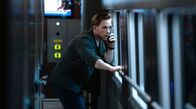 Nightsleeper – Passagier Joe Roag (Joe Cole) nimmt Kontakt mit der Cyberexpertin Abby