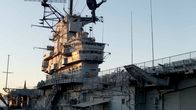 Kriegsschiffe - Tod auf See – Die "USS Hornet (CV-12)" ist ein Flugzeugträger der United States Navy. Sie diente im Zweiten Weltkrieg, im Koreakrieg und im Vietnamkrieg. Heute ist die "USS Hornet" ein Museumsschiff und befindet sich in Alameda (Kalifornien, USA).