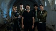 Im Netz der Camorra – Mit den Mafiosi Fabricia Bianchi (Tea Falco, l.), Leo Calavachi (Luca Filippi, 2.v.l), Nino Sorrentino (Fabrizio Romagnoli, M.), Enzo Alto (Nicolas Orzella, 2.v.r.) und Rivaldo Fernadi (Max Malatesta, r.) ist nicht zu spaßen. Wer sich ihnen in den Weg stellt, wird liquidiert.