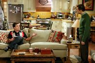 Two and a Half Men – Durch eine Frau entwickelt sich zwischen Charlie (Charlie Sheen, l.) und Alan (Jon Cryer, r.) ein richtiger Konkurrenzkampf ...