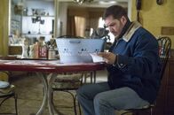 The Drop - Bargeld – Als Bob Saginowski (Tom Hardy) sich eines herrenlosen Pitbulls annimmt und die Russin Nadia kennenlernt, bekommt er Probleme mit dem berüchtigten Eric Deeds, denn der Hund gehört ihm und Nadia ist dessen Ex-Freundin ...