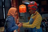 We Are Lady Parts – Verlobungsparty und Soundsmash-Vorentscheid an einem Tag – Amina (Anjana Vasan, l.) gerät in Panik, doch Bisma (Faith Omole, r.) macht ihr Mut.