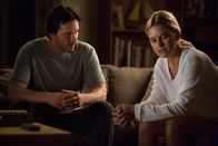 Replicas – William Foster (Keanu Reeves, l.); Mona Foster (Alice Eve, r.)