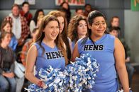 The Middle – Sue (Eden Sher, l.), Ruth (Grace Bannon, 2.v.l.), Ashley (Katlin Mastandrea, 2.v.r.) und Becky (Jessica Marie Garcia, r.) können es kaum glauben, als Matt, ein Mitglied des Wrestling-Teams, öffentlich seine Zuneigung zu Sue bekennt. Axl und Brick verzweifeln währenddessen an Bricks Schulprojekt ...