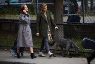 Greta – Greta Hideg (Isabelle Huppert, l.); Frances McCullen (Chloë Grace Moretz, r.)