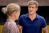 Sturm der Liebe – Wenn es hart auf hart kommt, ist Vincent (Martin Walde, r.) für Katja (Isabell Stern, l.) da.