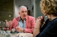 Sturm der Liebe – André (Joachim Lätsch, l.) bietet Bettina (Natalie Hünig, r.) an, bei ihm in der Küche zu arbeiten.