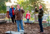 Modern Family – (v.li.) Celia Weston (Barb Tucker), Eric Stonestreet (Cameron Tucker), Aubrey Anderson-Emmons (Lily Tucker-Pritchett), Jesse Tyler Ferguson (Mitchell Pritchett).