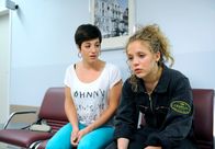 Rote Rosen – ARD ROTE ROSEN FOLGE 1798 Uhr im ERSTEN. Während Britta und ihre Kollegen im OP um Robins Leben kämpfen, durchleiden Nathalie (Lara Maria Wichels, r.) und Ariane (Alexandra Horn, l.) quälende Stunden der Angst.