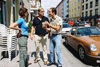 Mit Herz und Handschellen – In einem chinesischen Restaurant wird die Besitzerin tot aufgefunden. Leo (Henning Baum, M.), Nina (Elena Uhlig, l.) und Wacker (Jannis Spengler, r.) werden zum Tatort gerufen.
