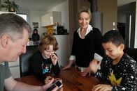 mitenand – mitenand Glückliche Momente im «zweiten Zuhause» Immer wieder stossen Eltern, wie jene von Tom und Anna, im Alltag an ihre Grenzen. Hier kommt eine Entlastungsfamilie des Schweizer Kinderhilfswerks Kovive zum Einsatz, um den Kindern einen Ort der Freude und des Auftankens zu bieten. Copyright: SRF